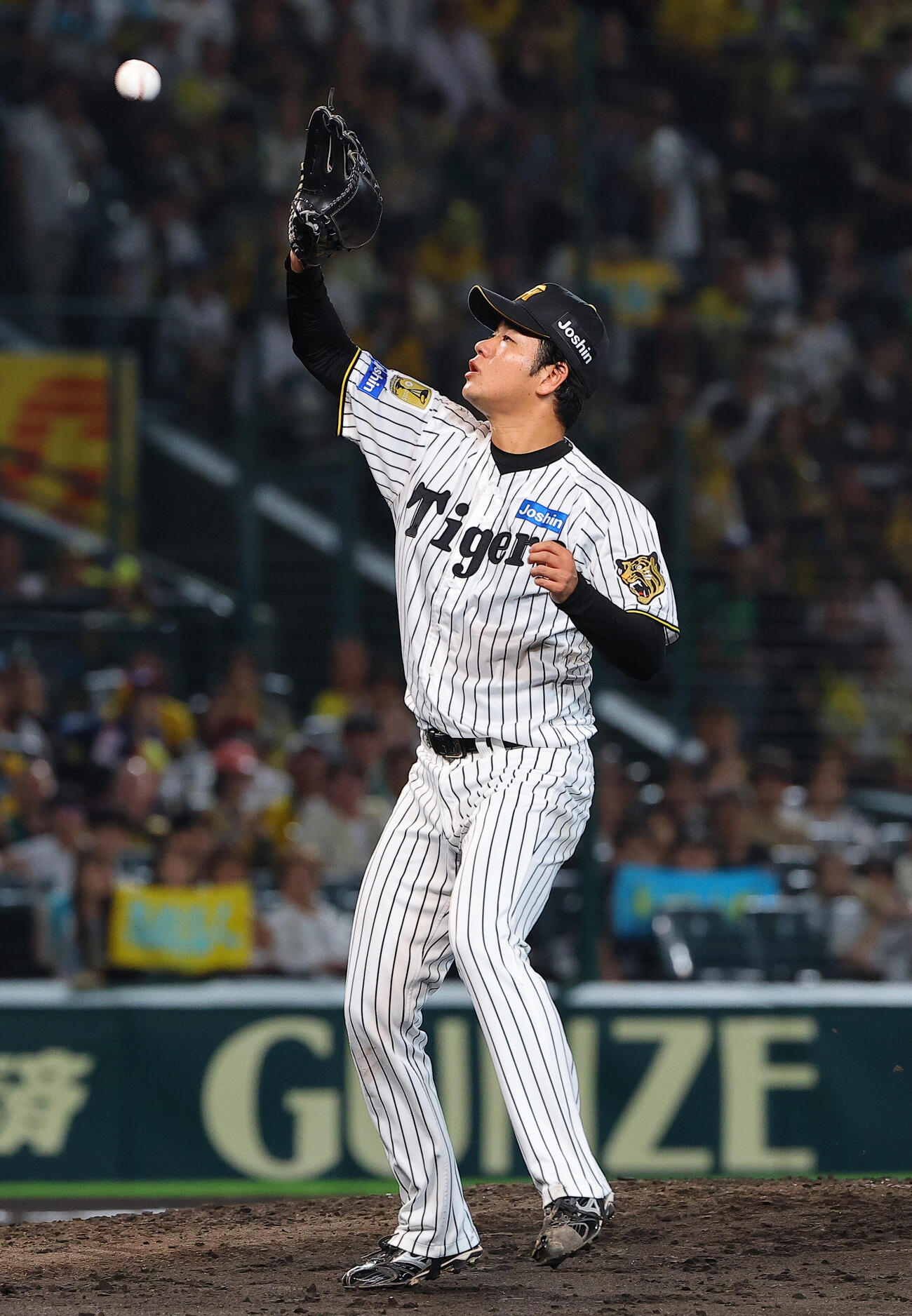 阪神対ヤクルト　4回表ヤクルト1死一、二塁、高橋遥人は赤羽由紘の打球を処理して併殺打に打ち取る（撮影・上田博志）