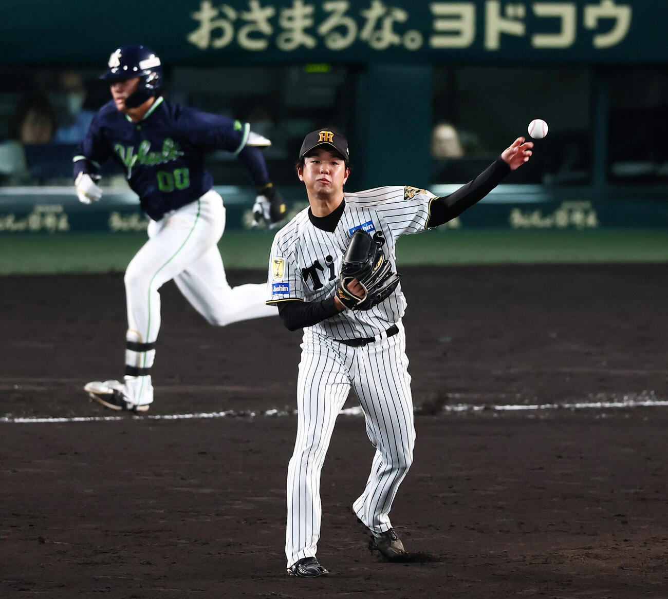 阪神対ヤクルト　4回表ヤクルト1死一、二塁、高橋遥人は赤羽由紘の打球を二塁へ送球する（撮影・加藤哉）