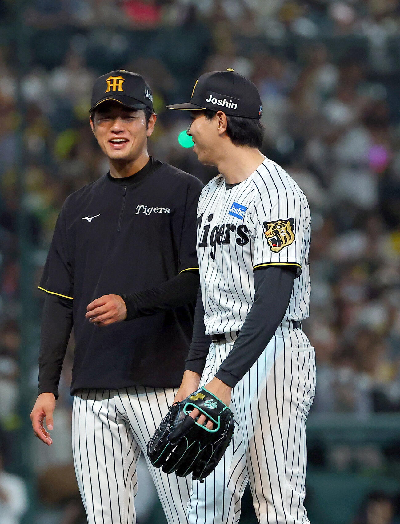 阪神対ヤクルト　16勝目をあげた高橋遥人（左）は工藤泰成と笑顔を見せる（撮影・上田博志）