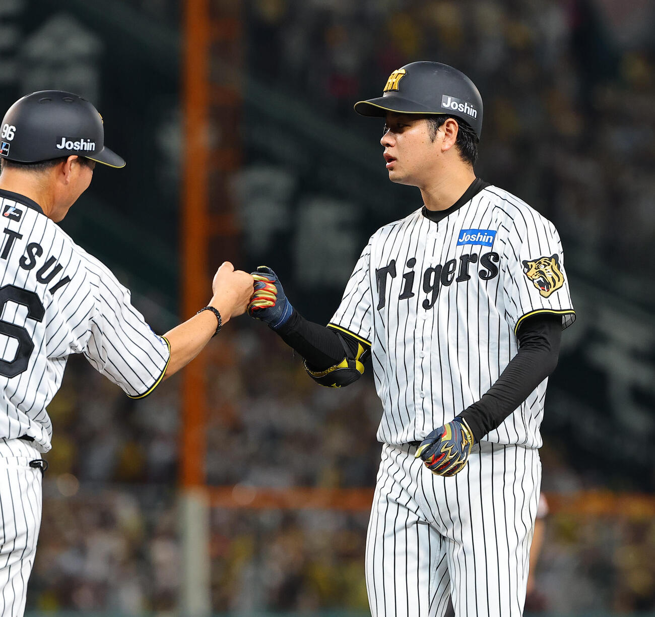 阪神対ヤクルト　7回裏阪神2死三塁、適時打を放った高橋遥人は筒井コーチとグータッチをする（撮影・上田博志）
