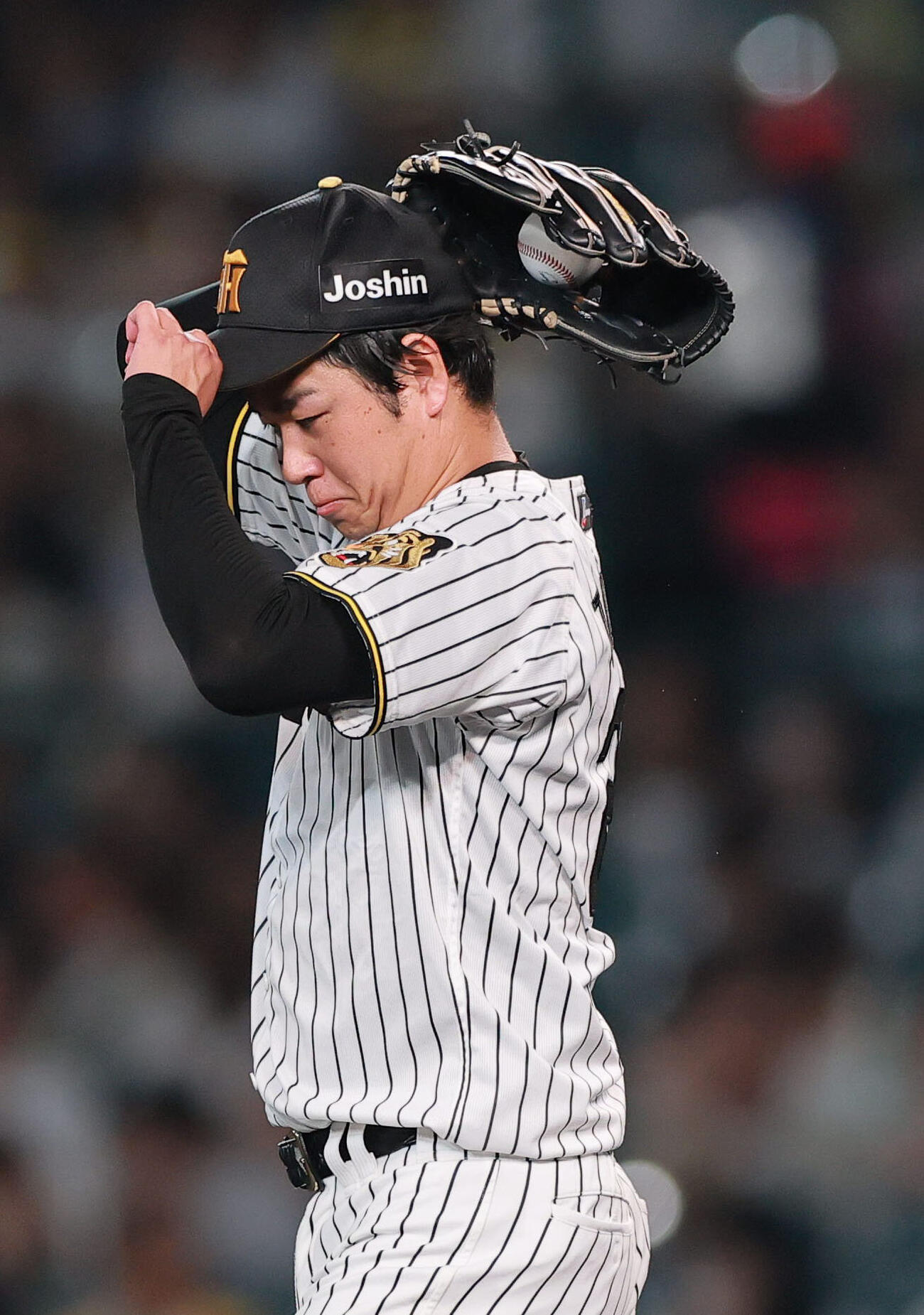 阪神対ヤクルト　6回表、帽子をかぶり直す高橋遥人（撮影・上山淳一）