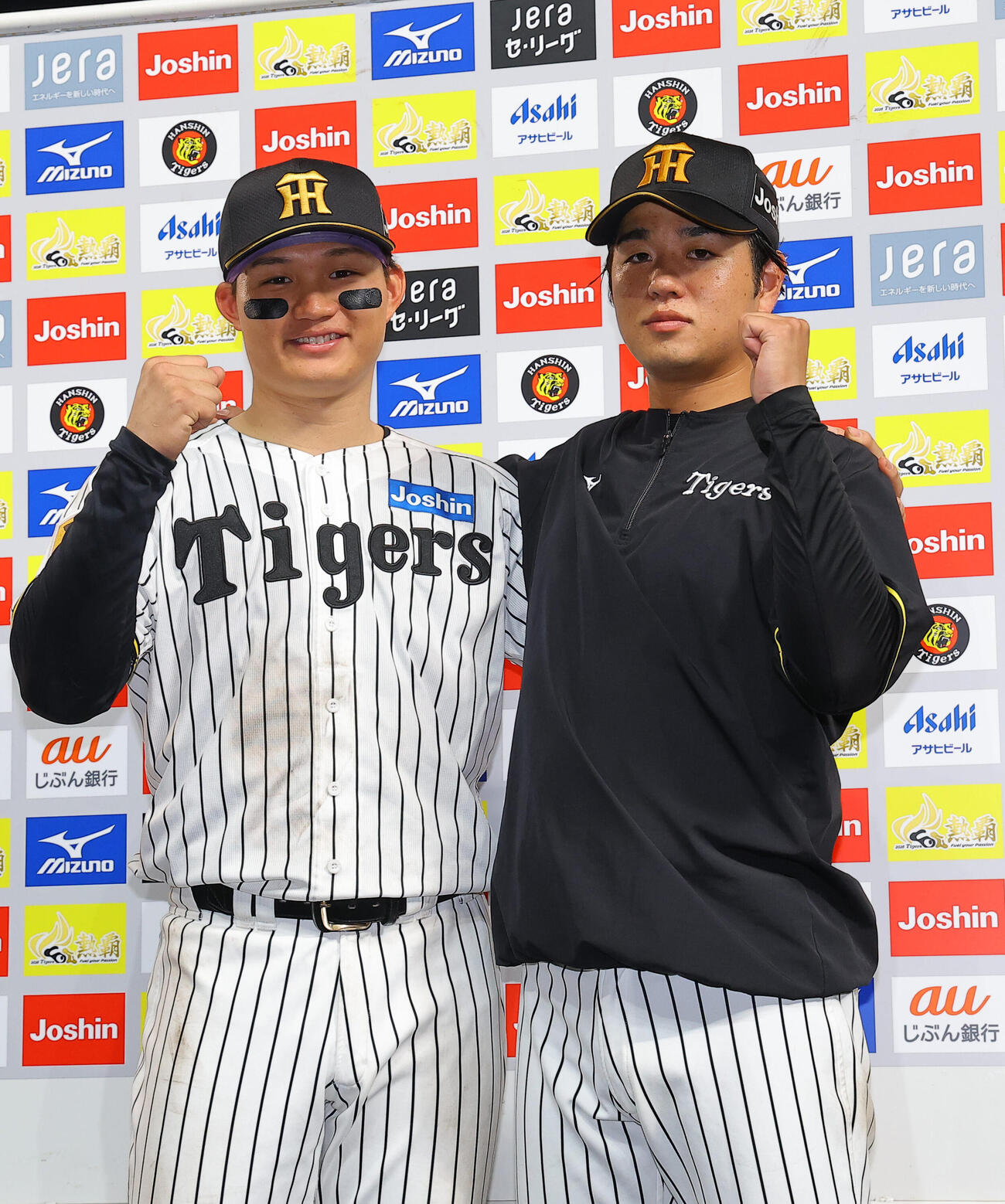 阪神対ヤクルト　お立ち台でガッツポーズを決める阪神森下翔太（左）と高橋遥人（撮影・上田博志）