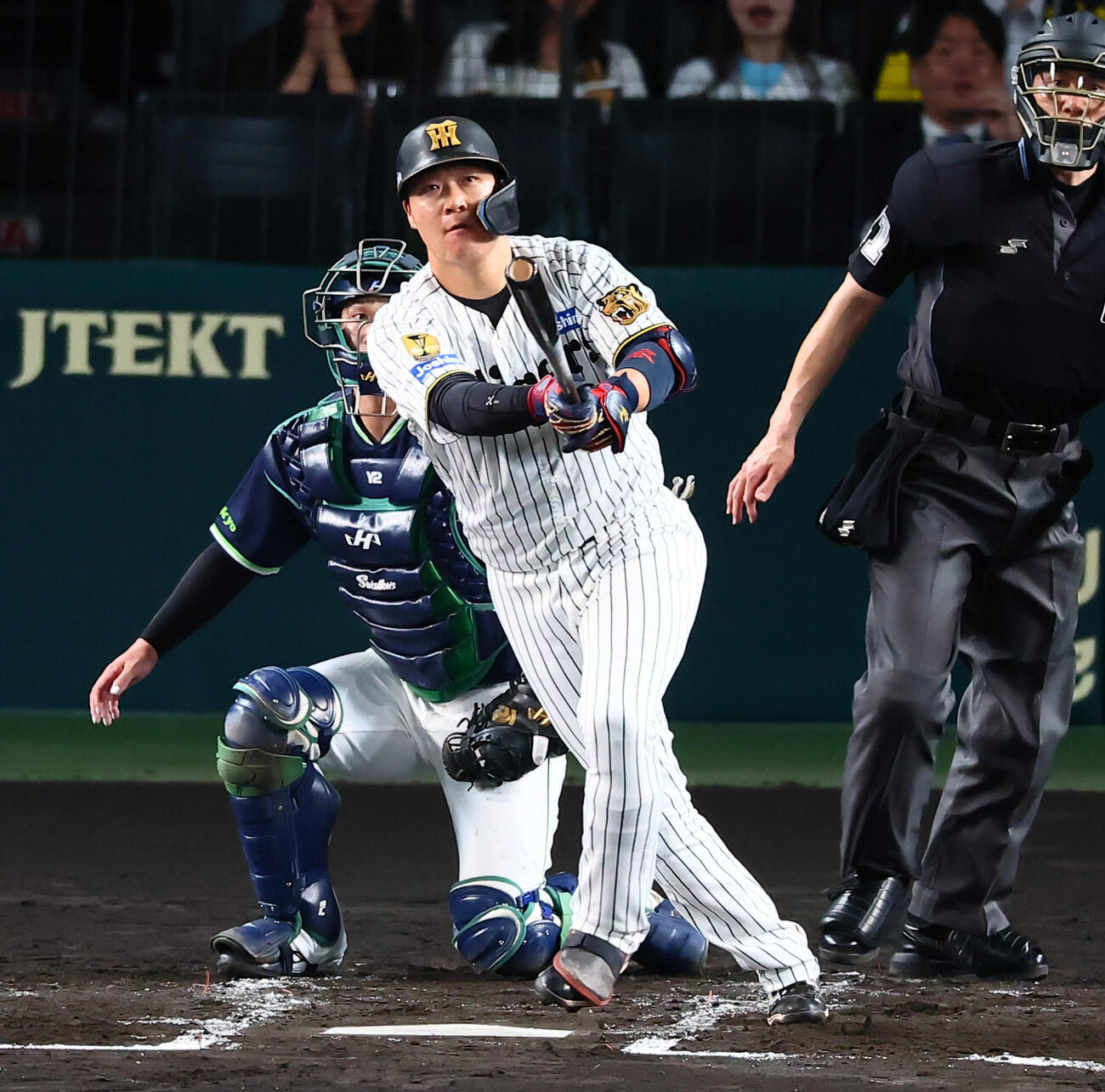 阪神対ヤクルト　2回裏阪神1死、大山悠輔は左中間に先制本塁打を放つ（撮影・加藤哉）
