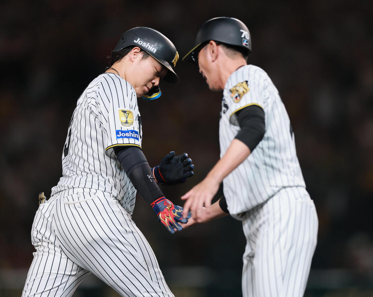 阪神対ヤクルト　2回裏阪神1死、大山悠輔（左）はソロ本塁打を放ちダイヤモンドを1周する（撮影・上山淳一）