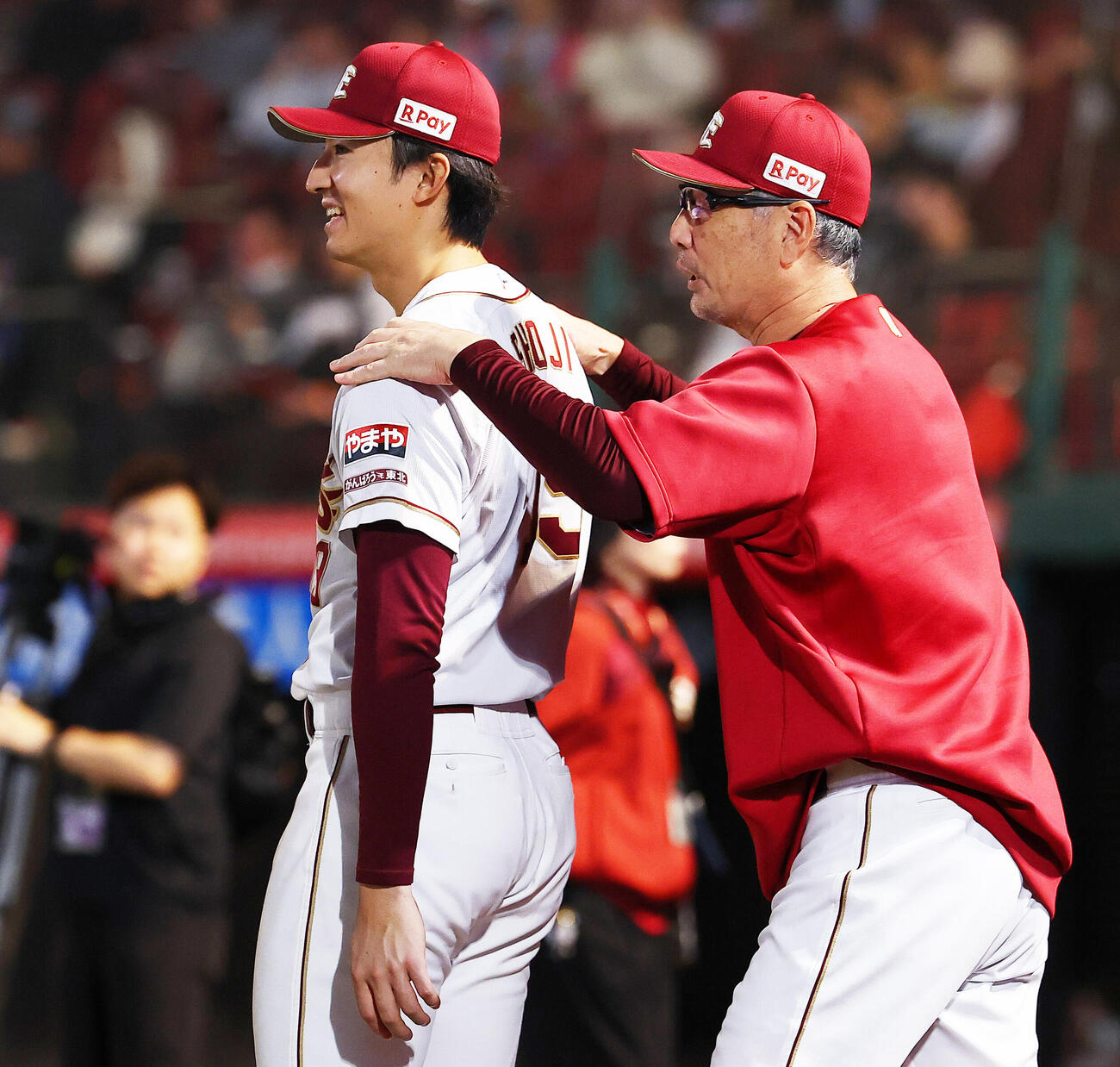 楽天対ロッテ　9勝目を挙げ吉井理人監督（右）にねぎらわれる楽天荘司康誠（撮影・野上伸悟）