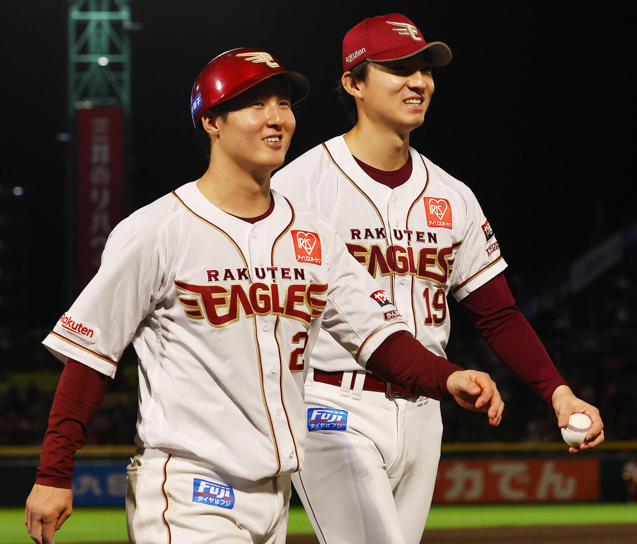 楽天対ロッテ　勝利に笑顔の楽天太田光（左）と荘司康誠（撮影・野上伸悟）