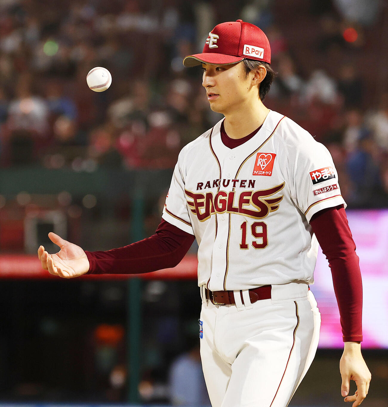 楽天対ロッテ　ウイニングボールを手にファンへのあいさつに向かう楽天荘司康誠（撮影・野上伸悟）