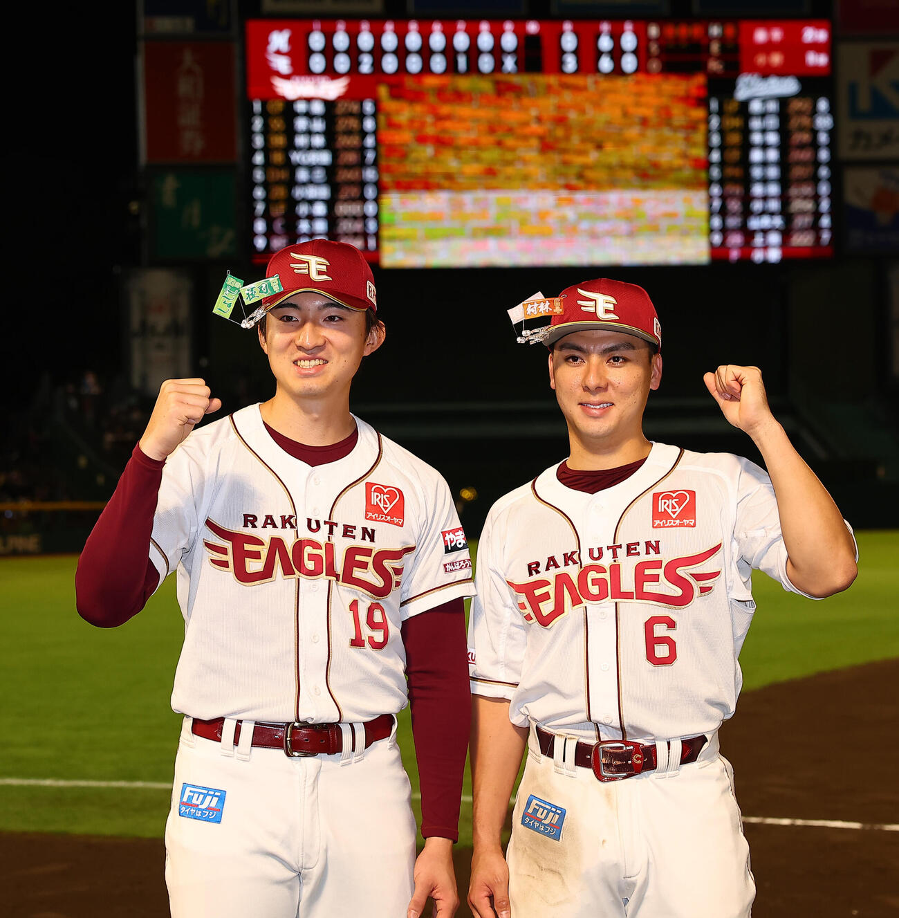 楽天対ロッテ　勝利を喜ぶ楽天荘司康誠（左）と村林一輝（撮影・野上伸悟）