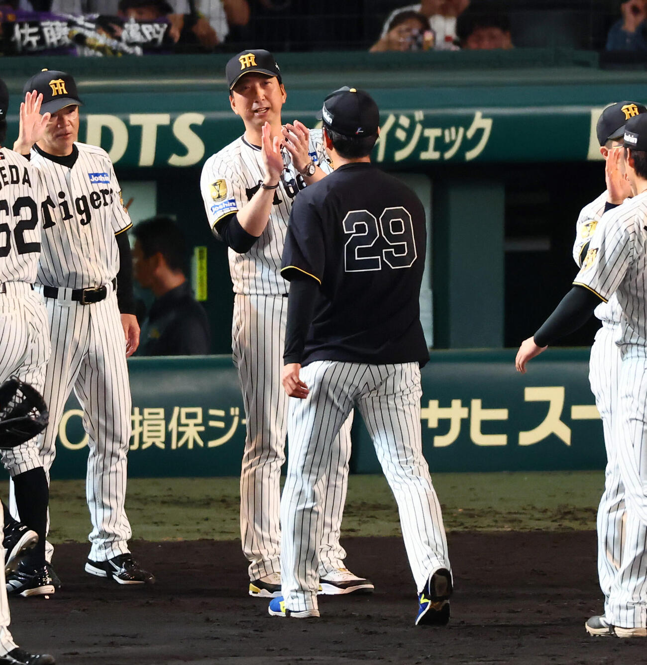 阪神対ヤクルト　ヤクルトに勝利し高橋遥人（右）らナインを迎える阪神藤川球児監督（撮影・加藤哉）