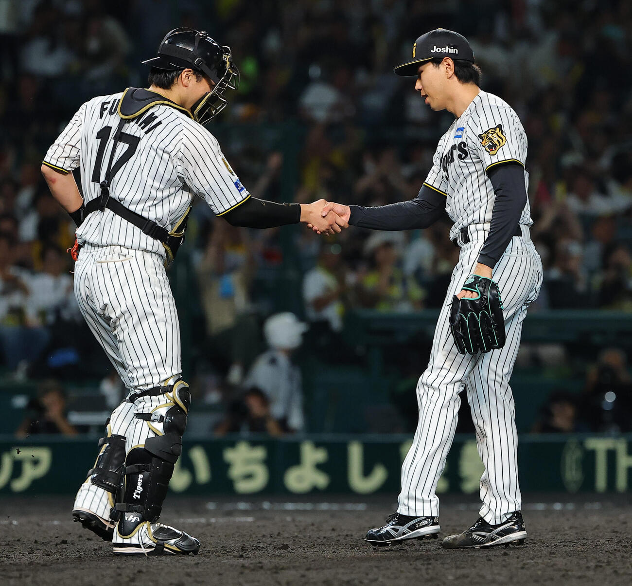 阪神対ヤクルト　伏見寅威（左）と握手を交わして勝利を喜ぶ工藤泰成（撮影・上田博志）