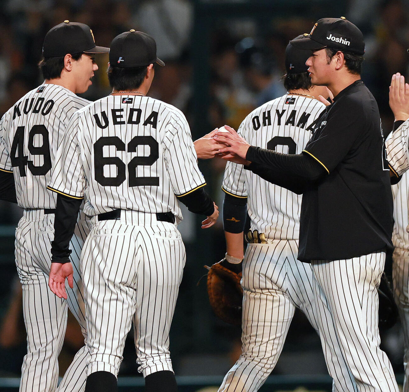 阪神対ヤクルト　ヤクルトに勝利し、試合を締めた工藤泰成（左）からウイニングボールを受け取る高橋遥人（撮影・上山淳一）