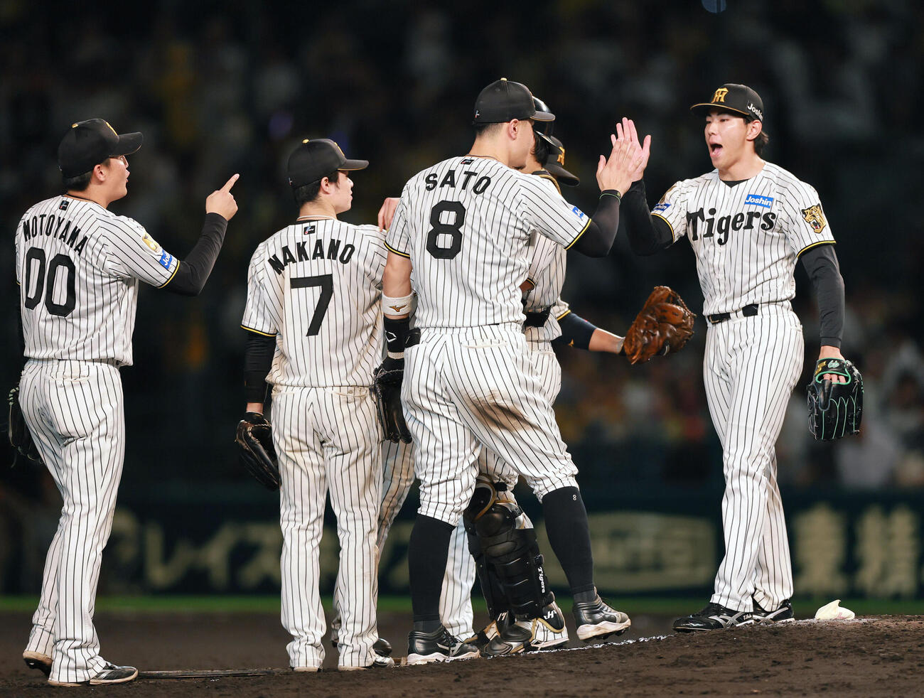 阪神対ヤクルト　ヤクルトに勝利し、試合を締めた工藤泰成（右）はナインと喜びを分かち合う（撮影・上山淳一）