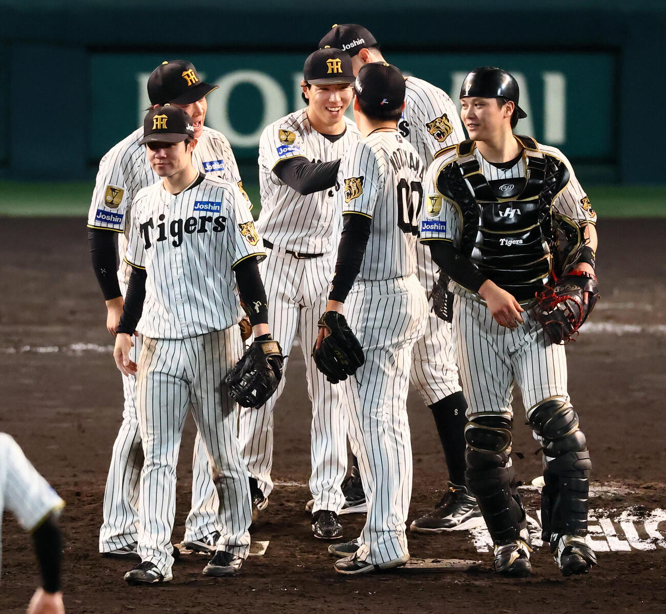 阪神対ヤクルト　ヤクルトに勝利しマウンドでナインとタッチする工藤泰成（撮影・加藤哉）