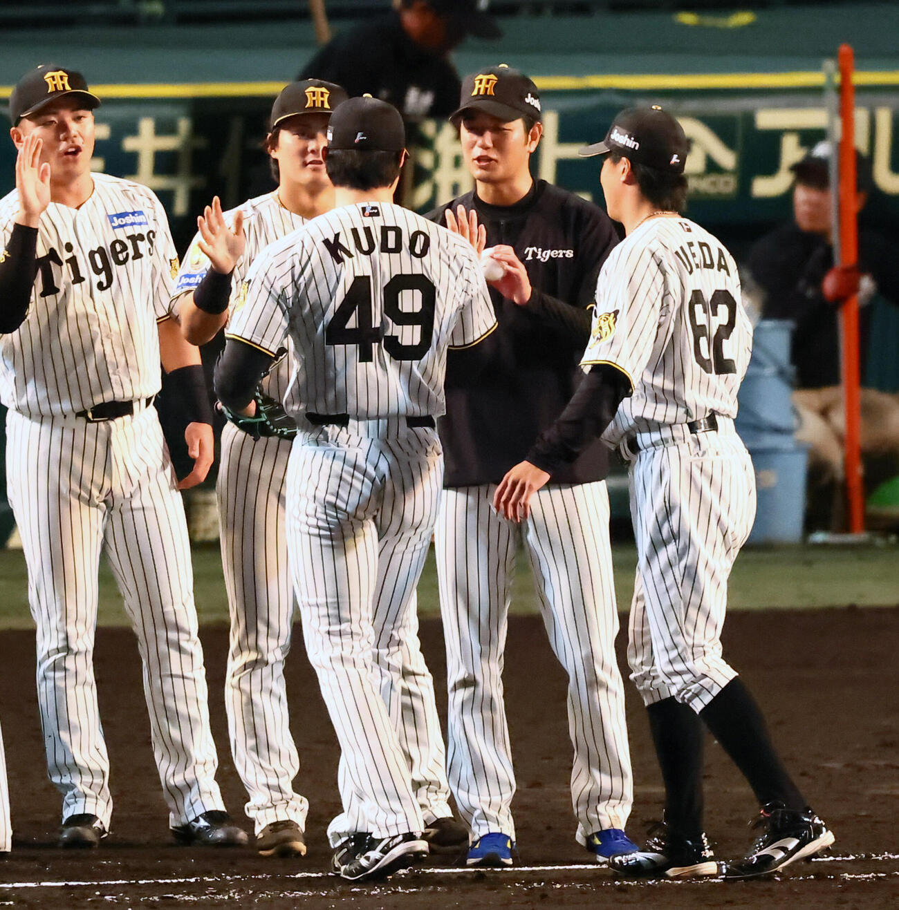 阪神対ヤクルト　ヤクルトに勝利し工藤泰成（左）からウイニングボールを手渡される高橋遥人（撮影・加藤哉）