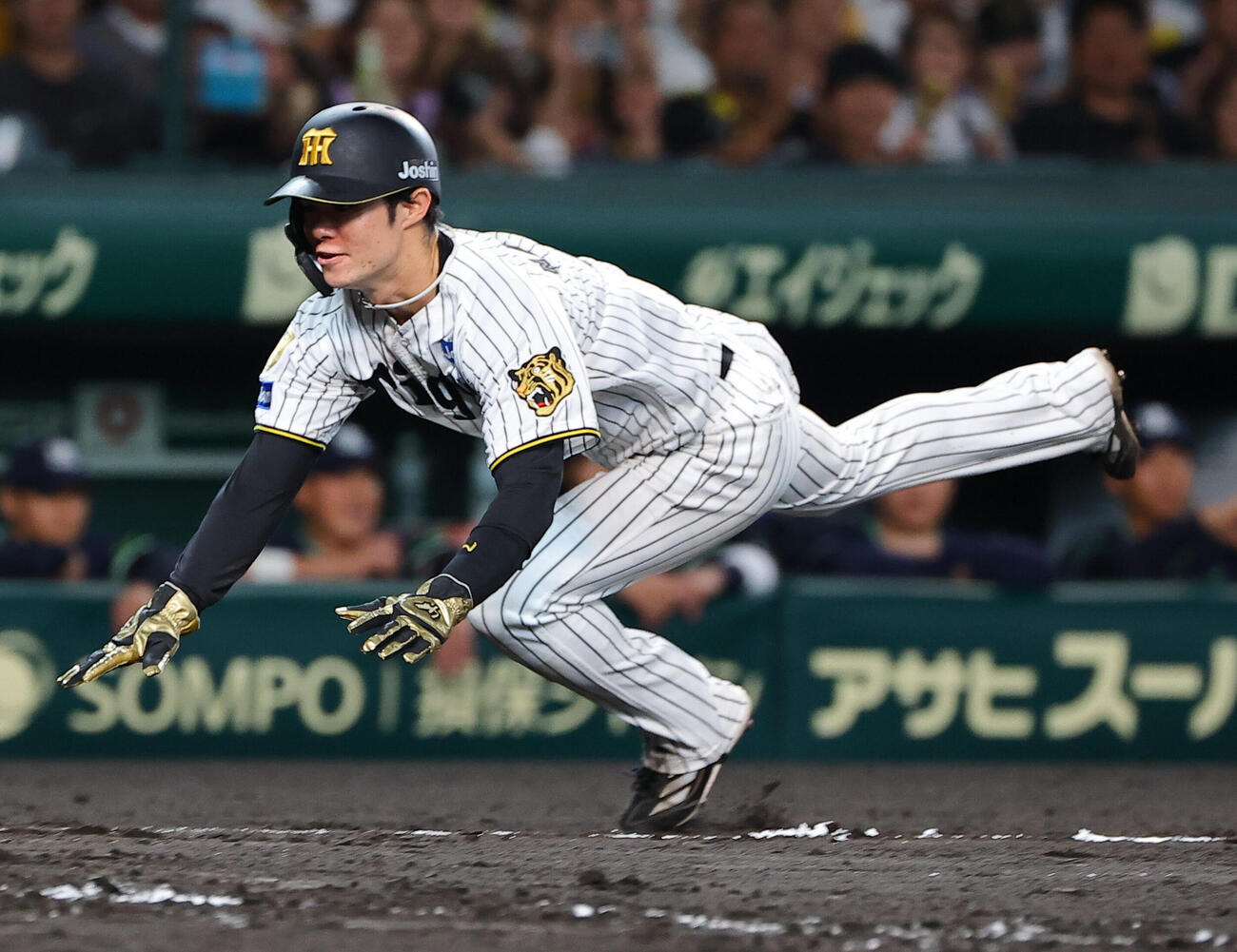 阪神対ヤクルト　3回裏阪神2死一塁、森下翔太の適時二塁打で生還する中野拓夢（撮影・上田博志）