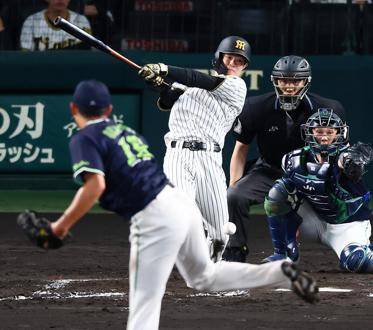 阪神対ヤクルト　3回裏阪神2死、中野拓夢は中前打を放つ。投手奥川恭伸（撮影・加藤哉）
