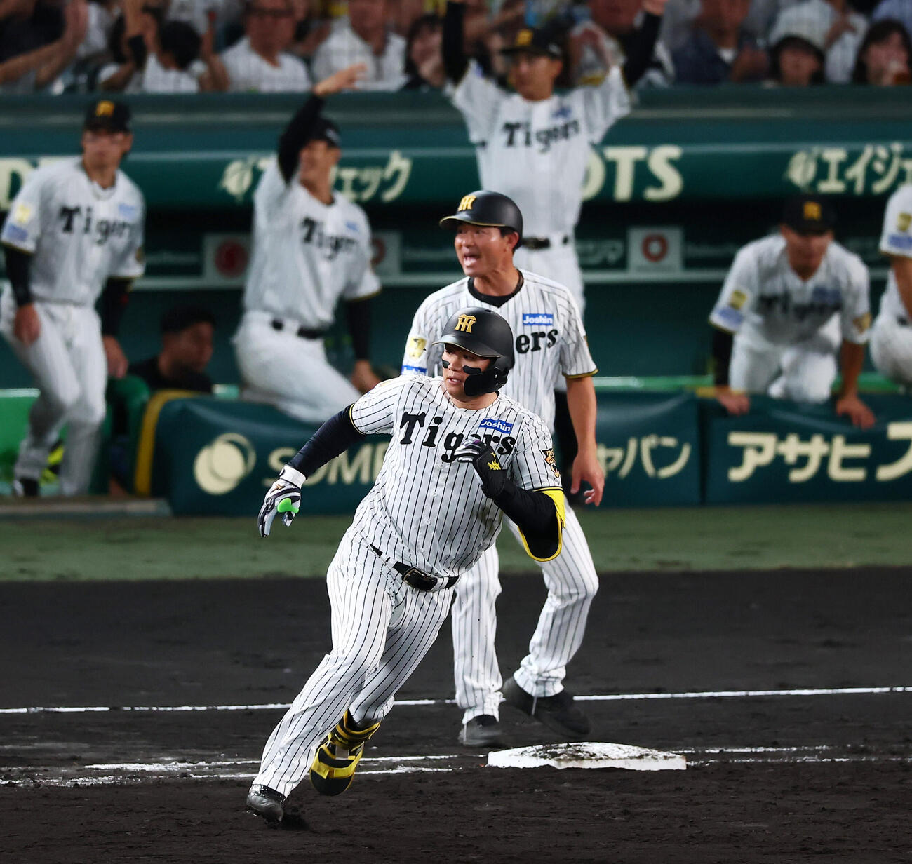 阪神対ヤクルト　3回裏阪神2死一塁、森下翔太は右越え適時二塁打を放つ（撮影・加藤哉）