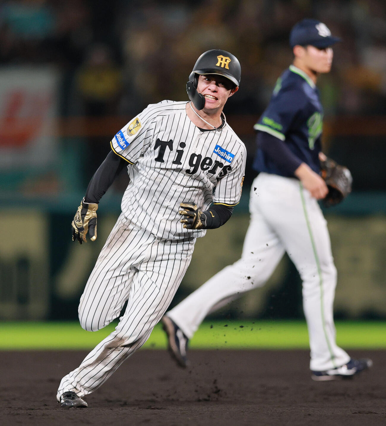 阪神対ヤクルト　3回裏阪神2死一塁、中野拓夢は森下翔太の適時二塁打で激走し生還する（撮影・上山淳一）