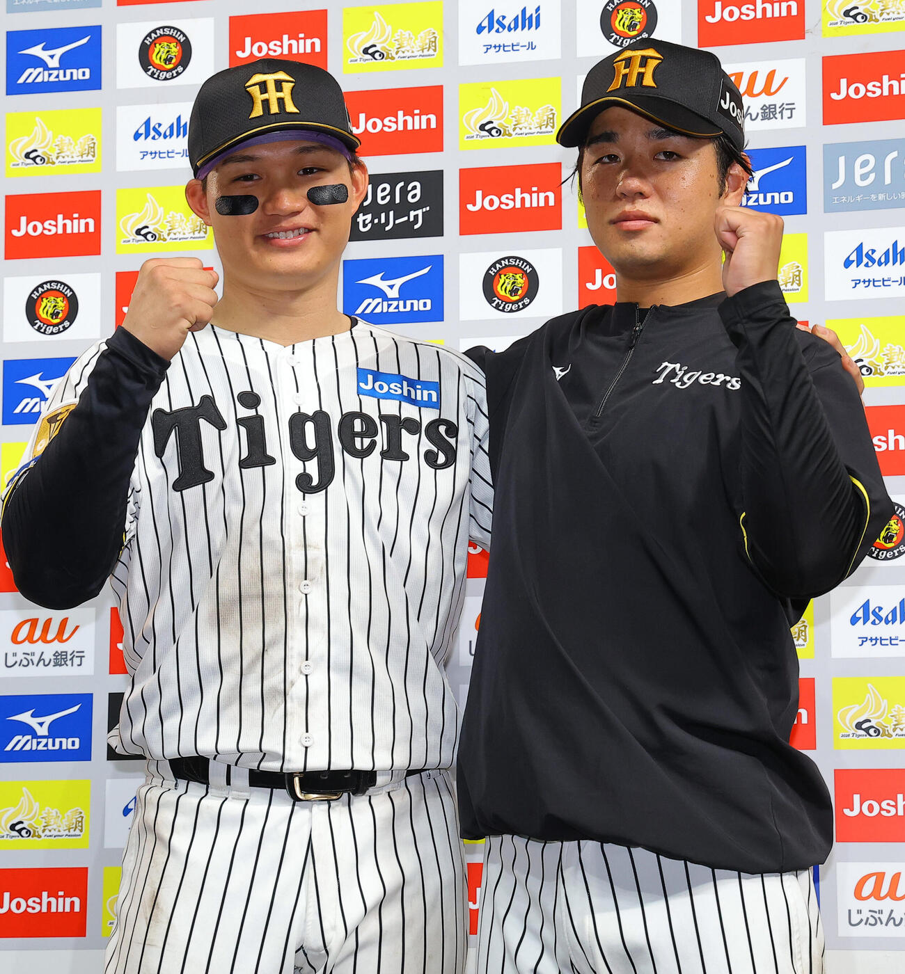 阪神対ヤクルト　お立ち台でガッツポーズを決める森下翔太（左）と高橋遥人（撮影・上田博志）
