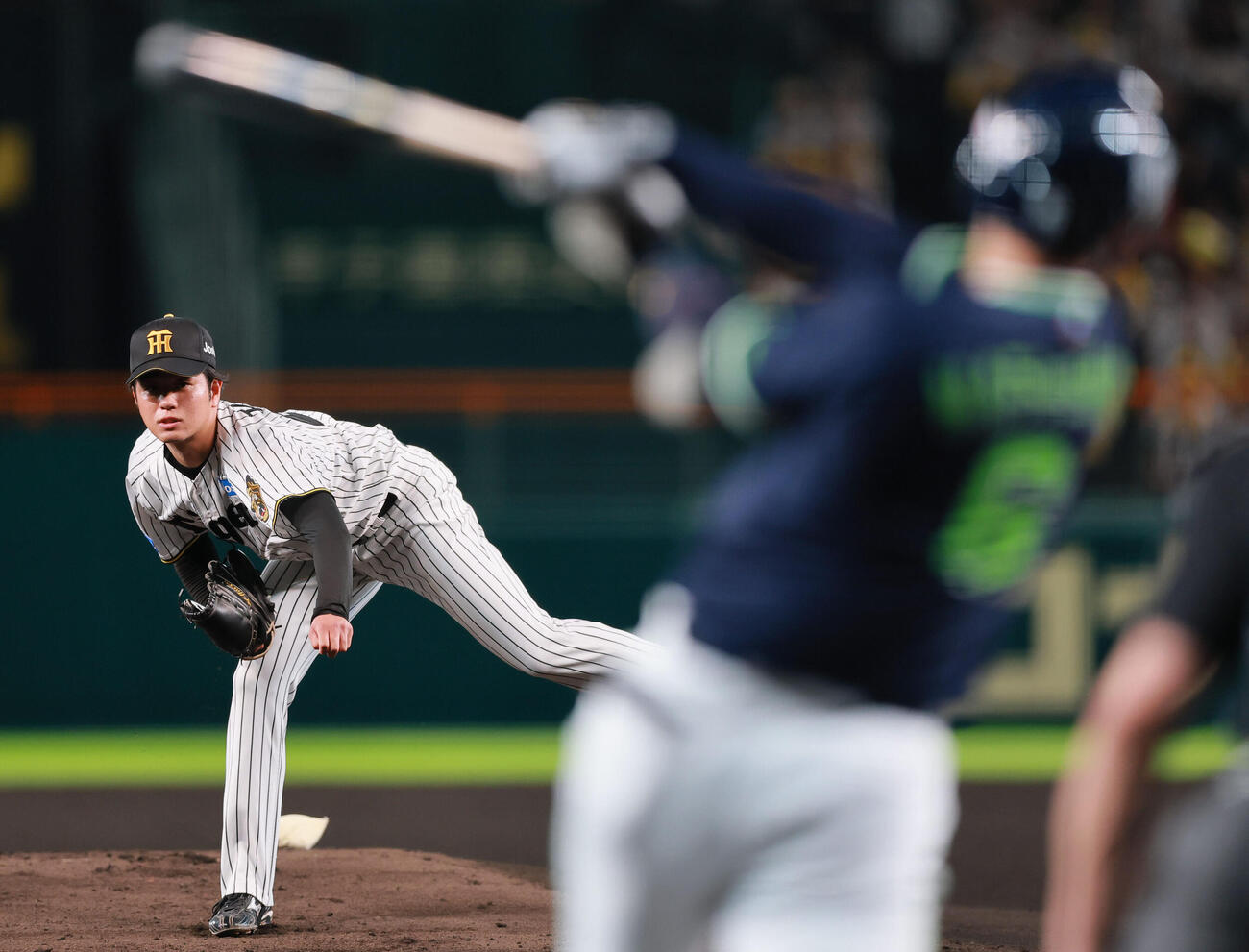 阪神対ヤクルト　1回表ヤクルト2死三塁、高橋遥人は松下歩叶から空振り三振を奪い雄たけびを上げる（撮影・上山淳一）