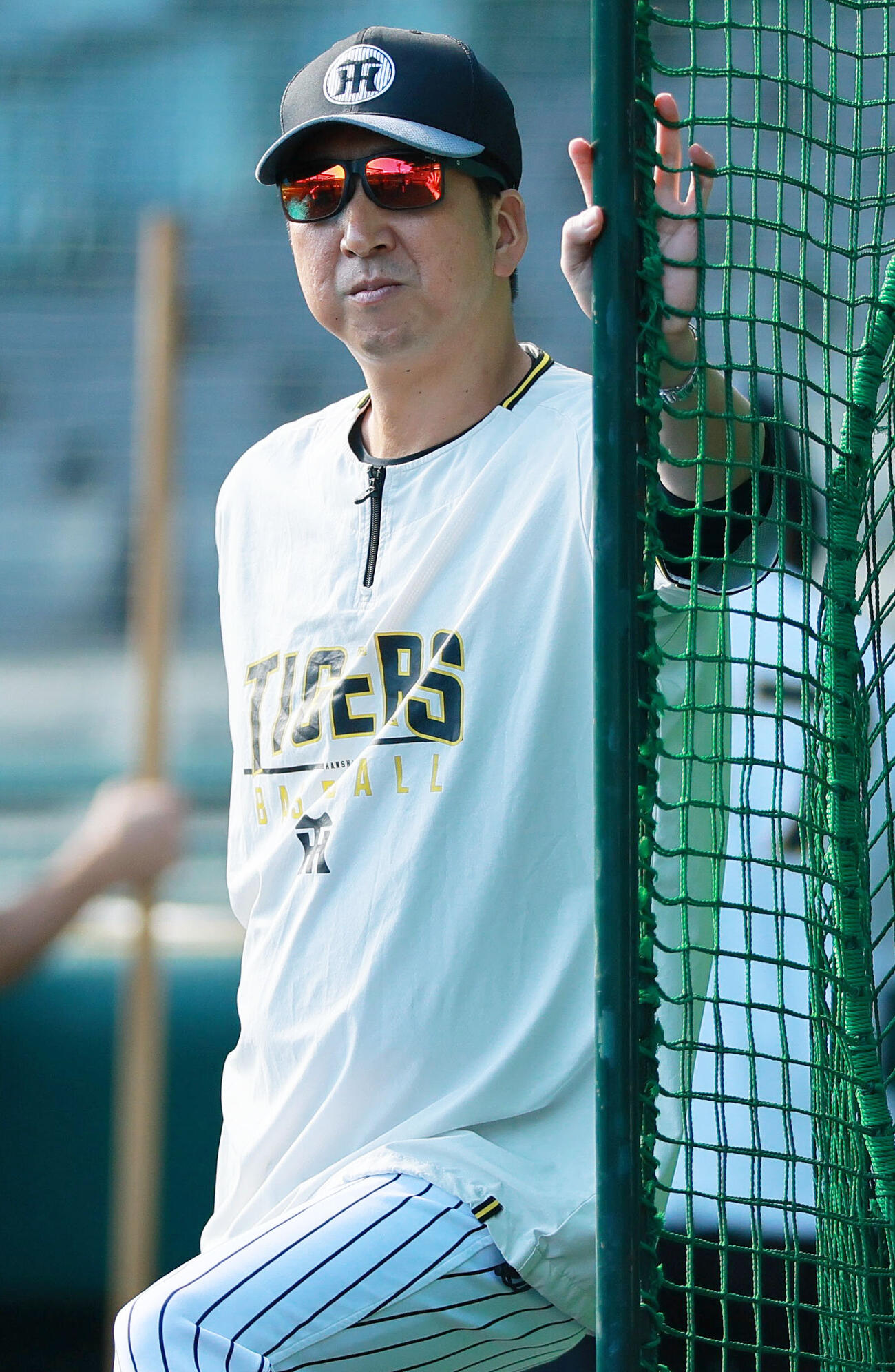 阪神対ヤクルト　試合前の練習を見守る阪神藤川球児監督（撮影・上山淳一）