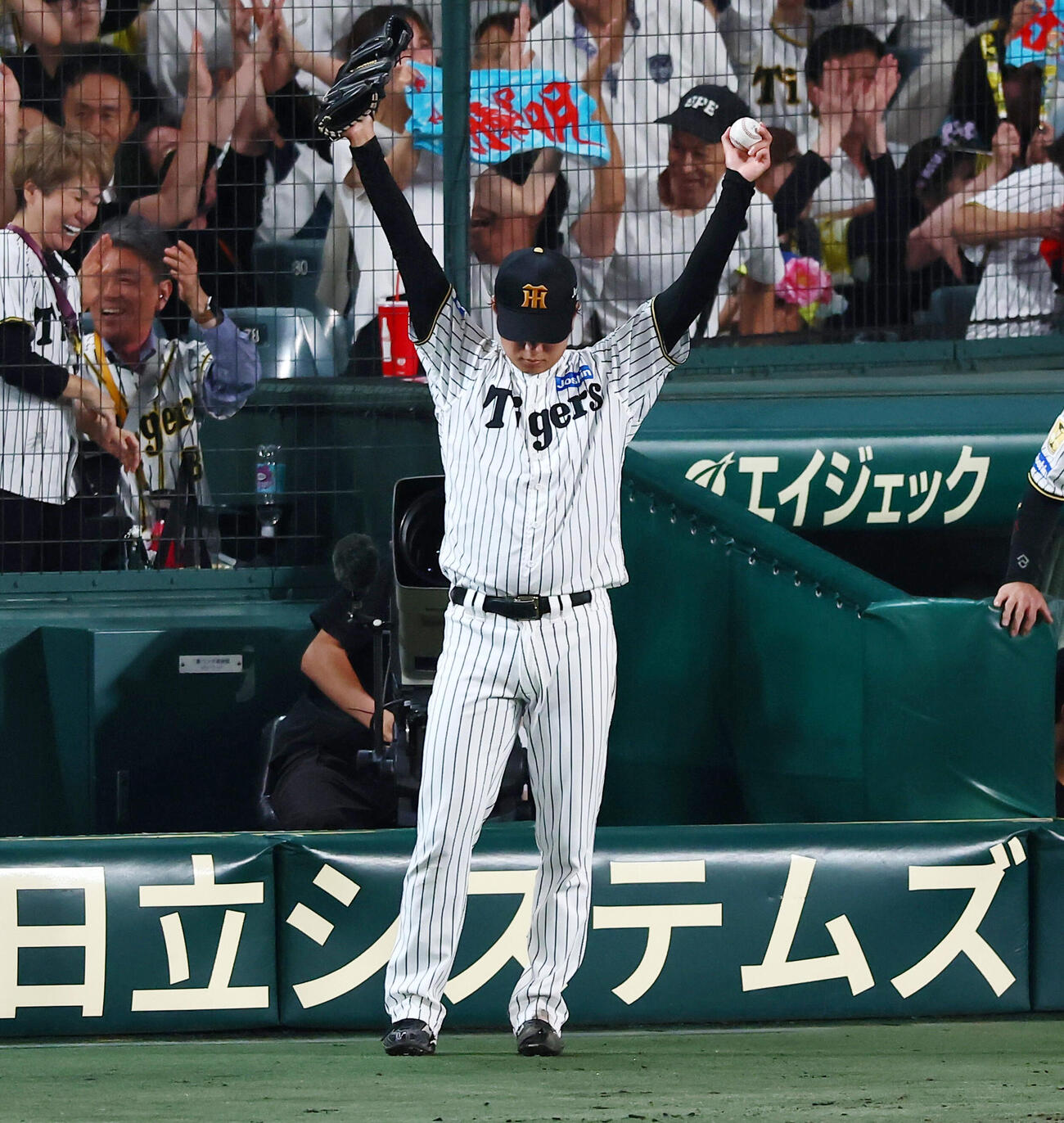 阪神対ヤクルト　8回裏阪神1死一塁、佐藤輝明の2点本塁打にベンチ前で両手を突き上げる高橋遥人（撮影・加藤哉）