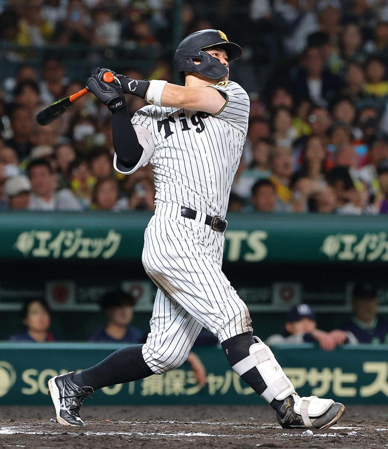阪神対ヤクルト　8回裏阪神1死一塁、佐藤輝明は2点本塁打を放つ（撮影・上田博志）