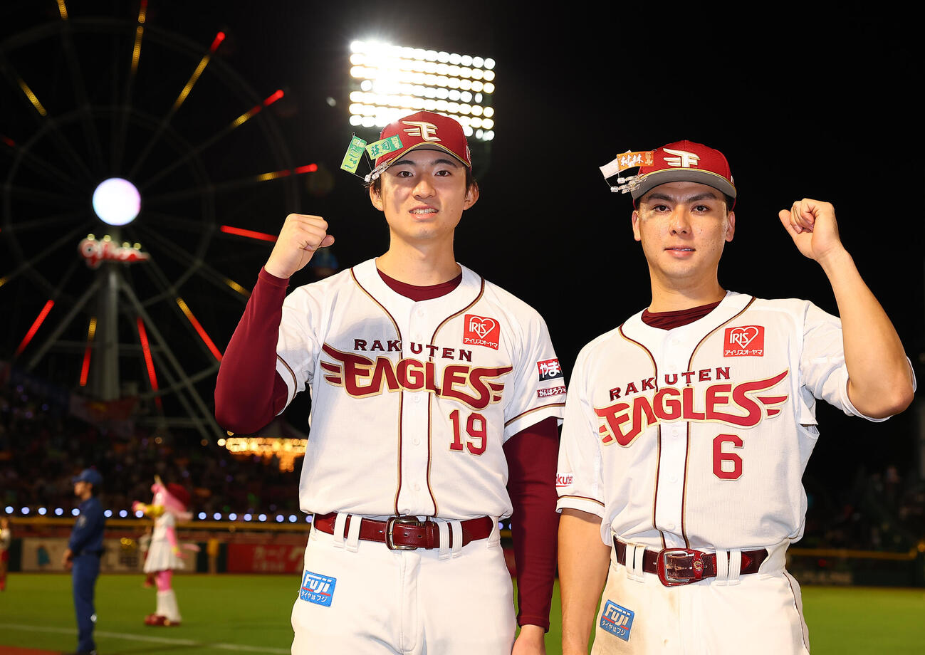 楽天対ロッテ　勝利を喜ぶ楽天荘司康誠（左）と村林一輝（撮影・野上伸悟）