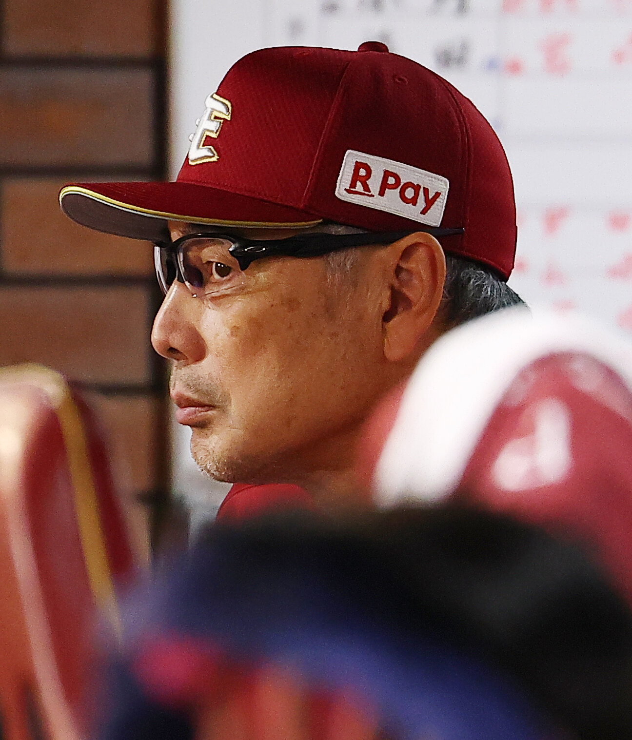 楽天対ロッテ　試合を見つめる楽天吉井理人監督（撮影・野上伸悟）