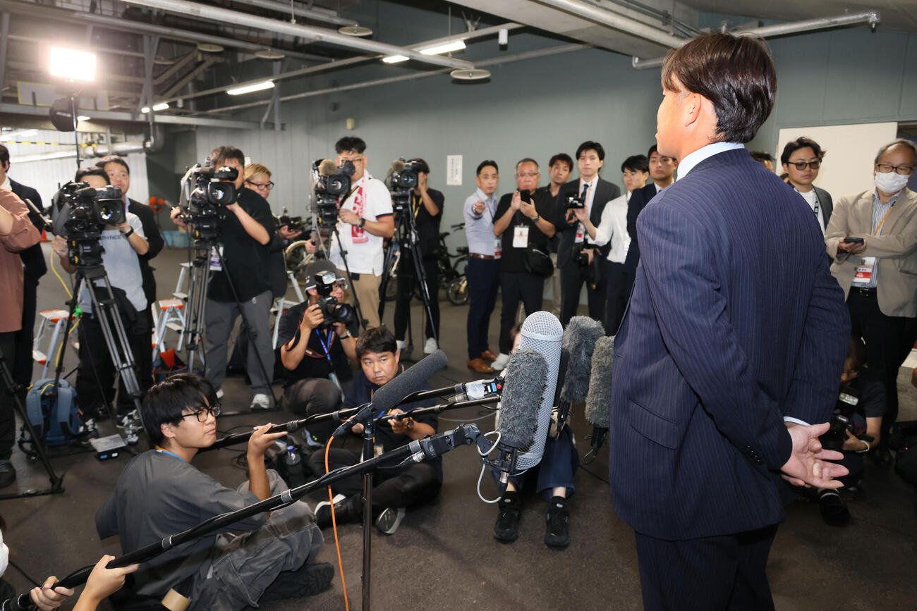 戦力外通告された広島小園海斗（撮影・加藤孝規）