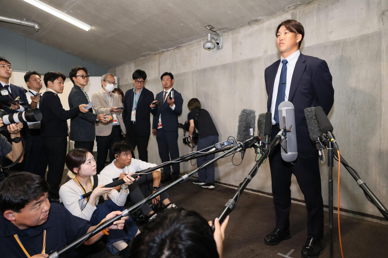 戦力外通告された広島小園海斗（撮影・加藤孝規）