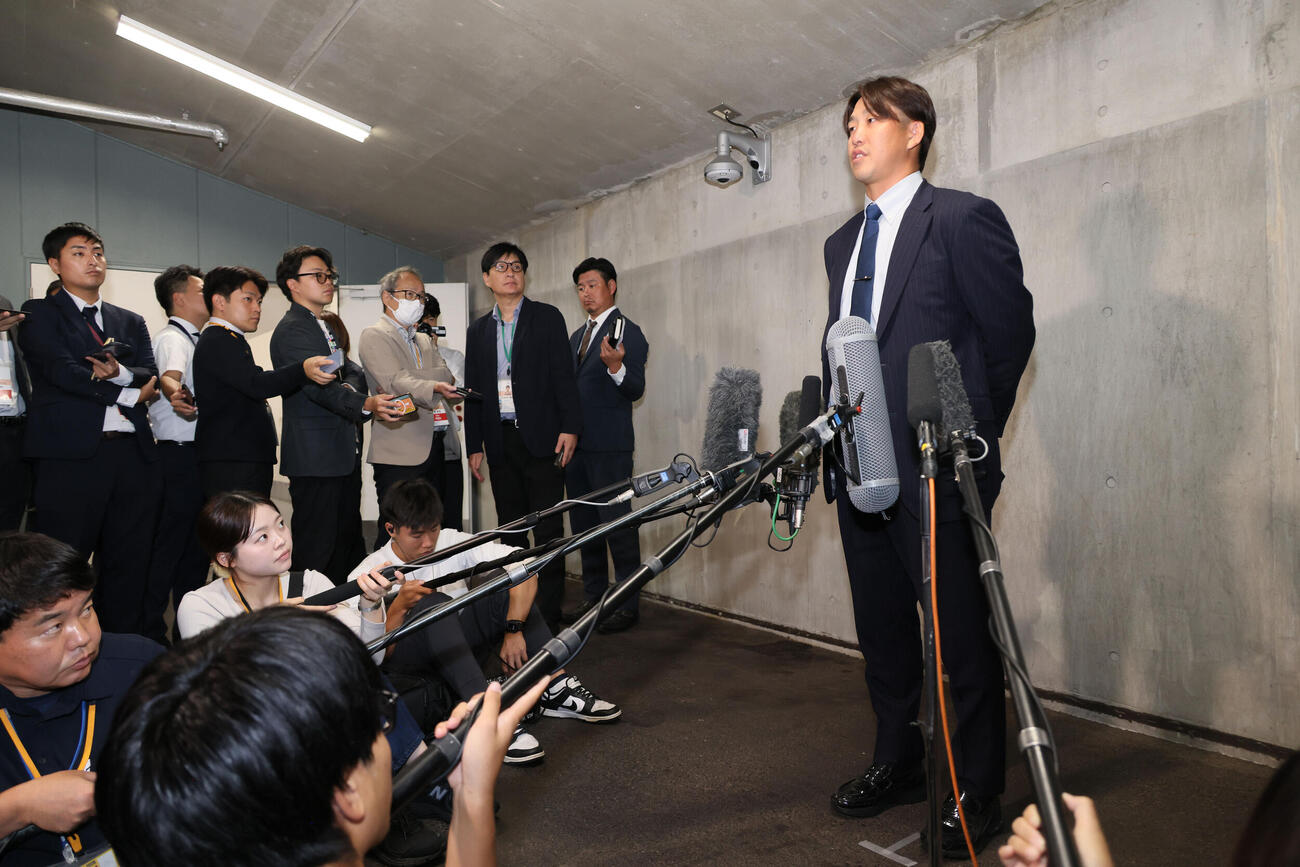 戦力外通告された広島小園海斗（撮影・加藤孝規）