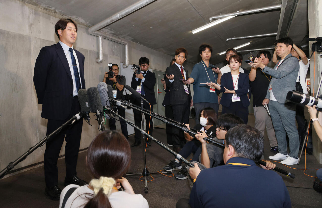 戦力外通告された広島小園海斗（撮影・加藤孝規）
