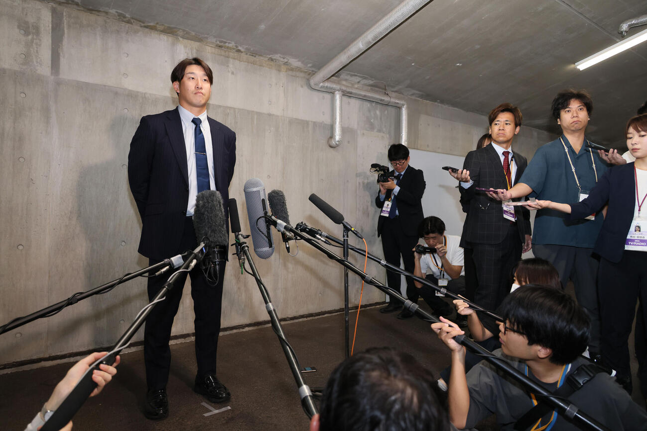 戦力外通告された広島小園海斗（撮影・加藤孝規）