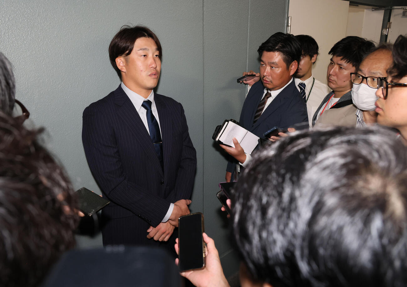 戦力外通告された広島小園海斗（撮影・加藤孝規）