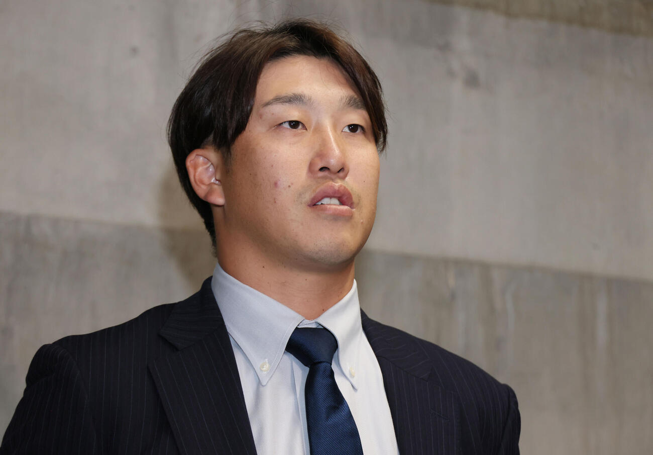 戦力外通告された広島小園海斗（撮影・加藤孝規）