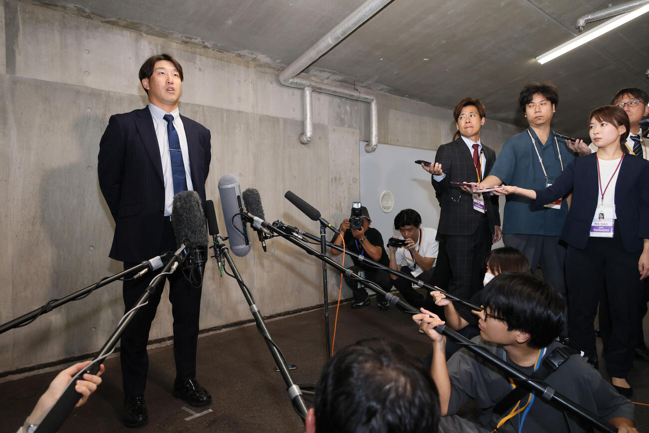 戦力外通告された広島小園海斗（撮影・加藤孝規）