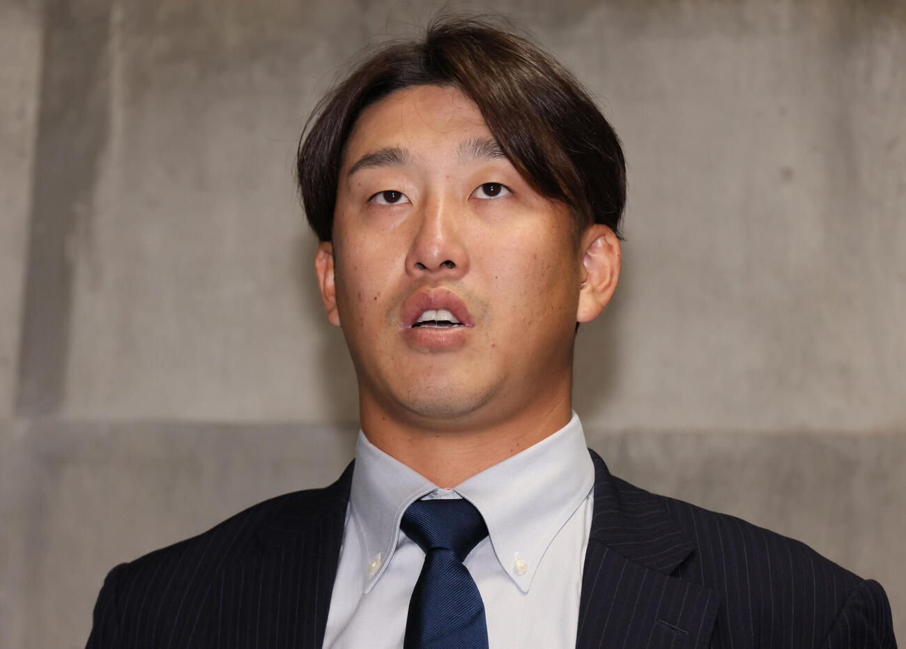 戦力外通告された広島小園海斗（撮影・加藤孝規）