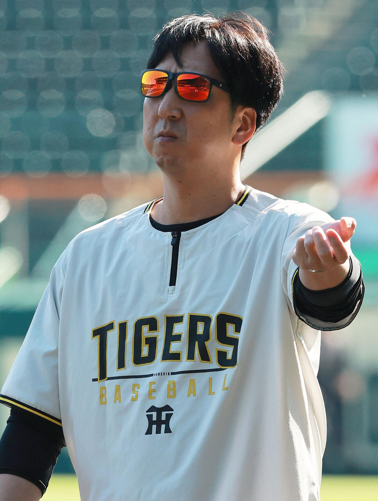 阪神対巨人　試合前の練習を確認する阪藤川球児監督（撮影・上山淳一）