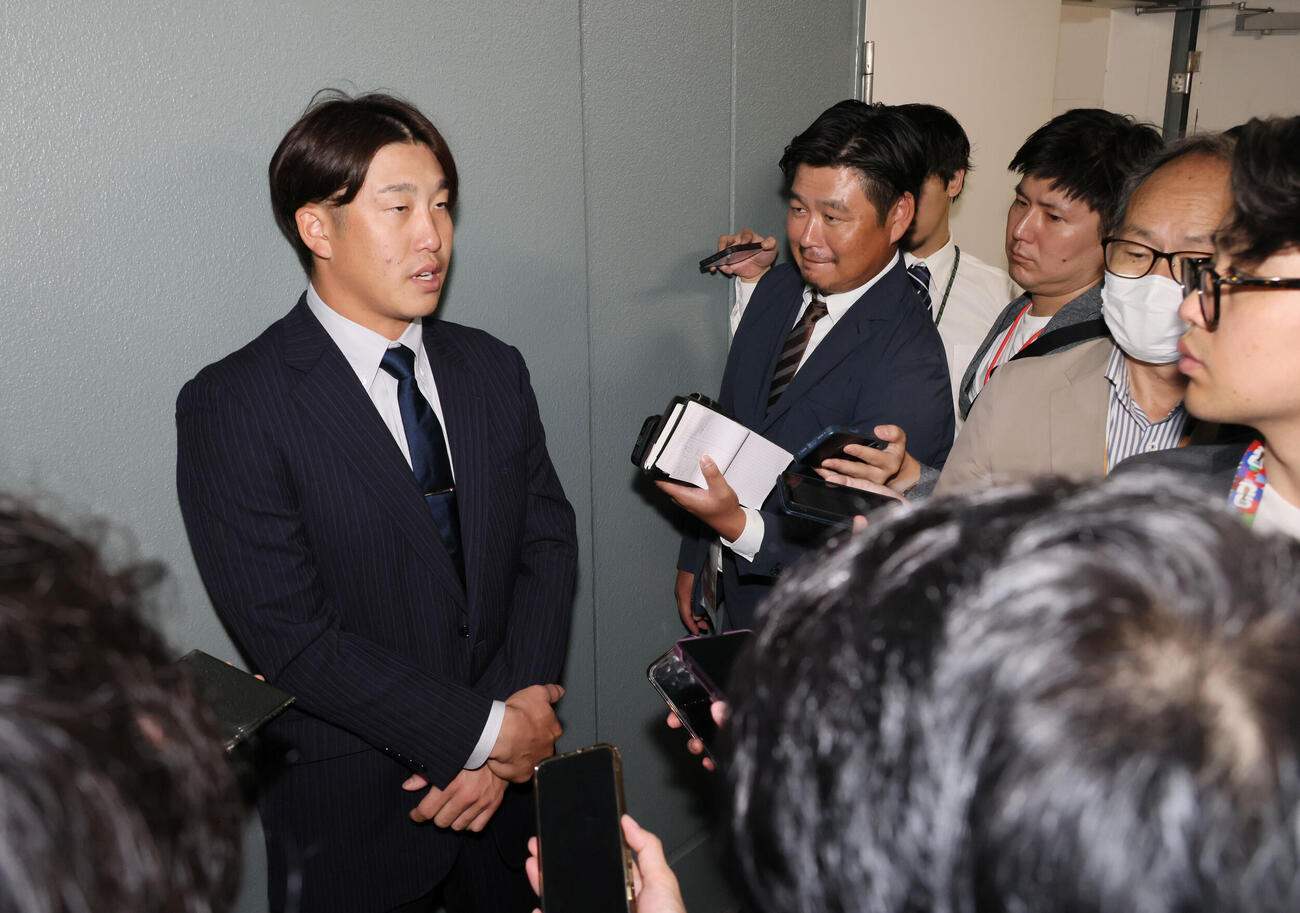 戦力外通告された広島小園海斗（撮影・加藤孝規）