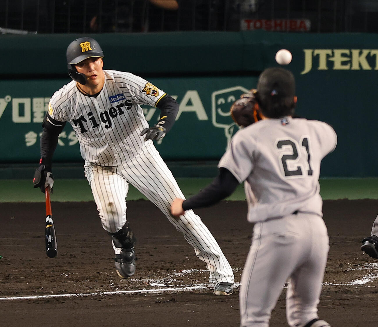 阪神対巨人　2回裏阪神無死一、三塁、元山飛優は投ゴロに倒れる（撮影・上田博志）