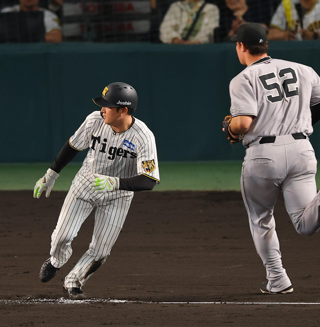 阪神対巨人　2回裏阪神無死一、三塁、高寺望夢（左）は元山飛優の投ゴロで三本間で挟まれる（撮影・上田博志）
