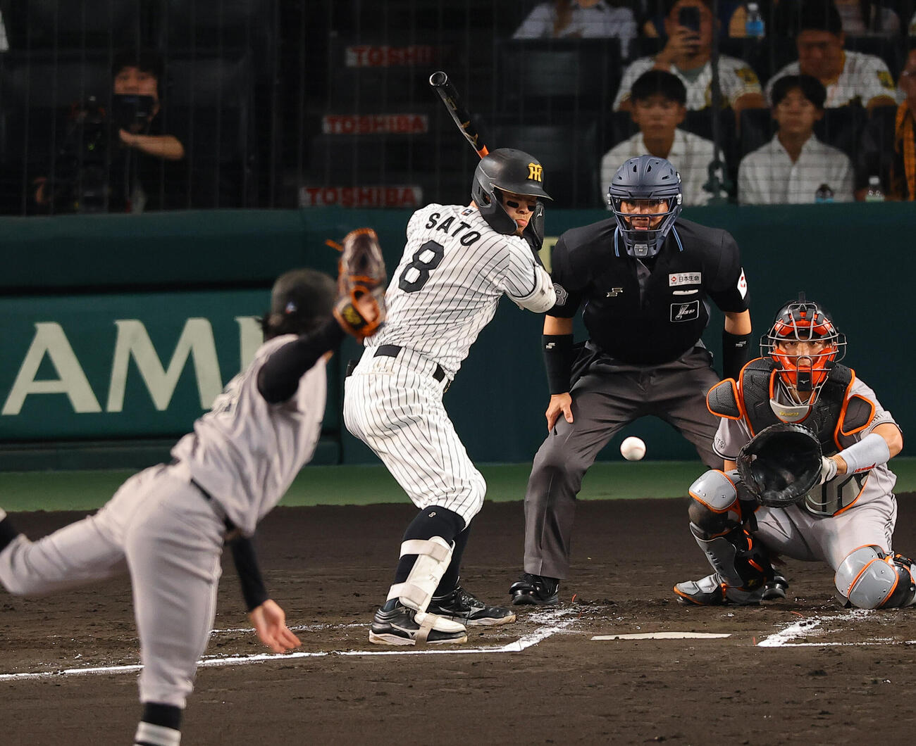 阪神対巨人　1回裏阪神無死満塁、佐藤輝明は三振に倒れる（撮影・上田博志）