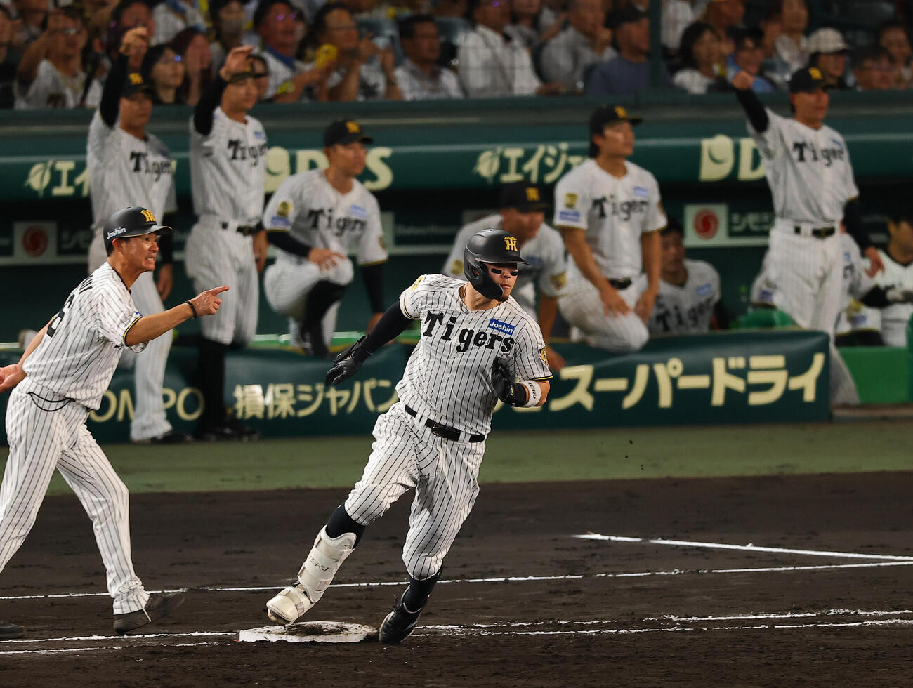 阪神対巨人　3回裏阪神1死一塁、佐藤輝明は二塁打を放つ（撮影・上田博志）