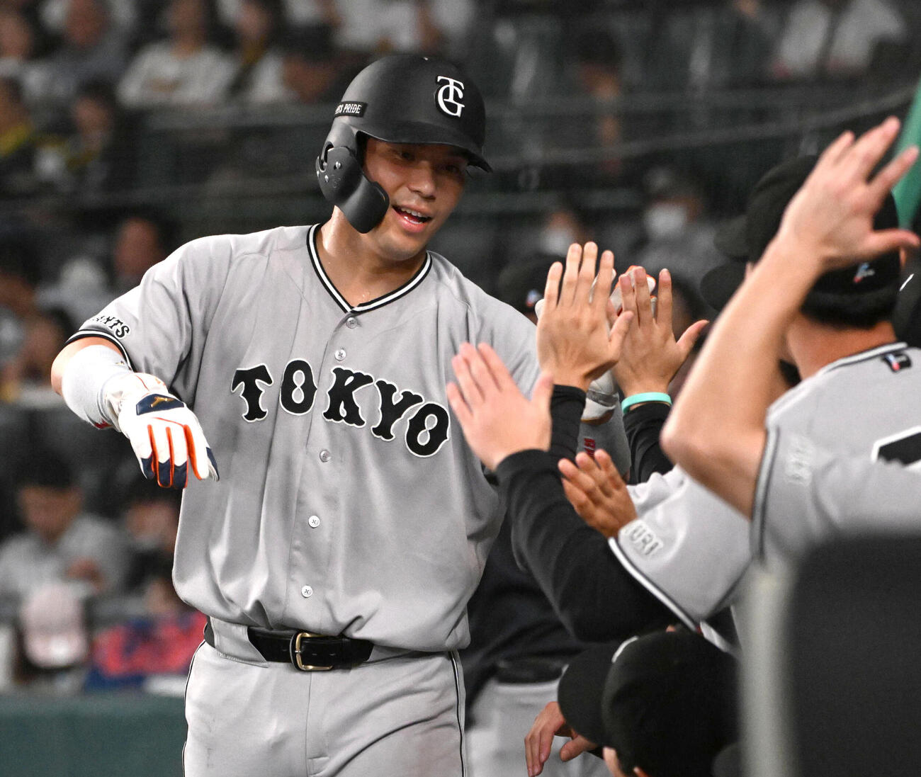阪神対巨人　4回表巨人1死一、二塁、吉川尚輝の適時打で生還する大城卓三（撮影・石井愛子）