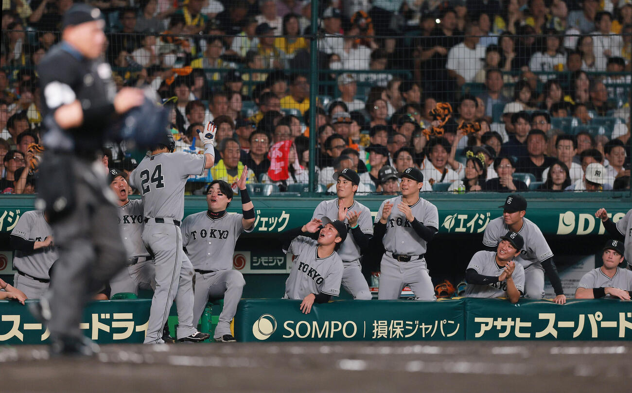 阪神対巨人　4回表巨人1死一、二塁、吉川尚輝の適時打で生還し、祝福を受ける二走大城卓三（手前）（撮影・上山淳一）
