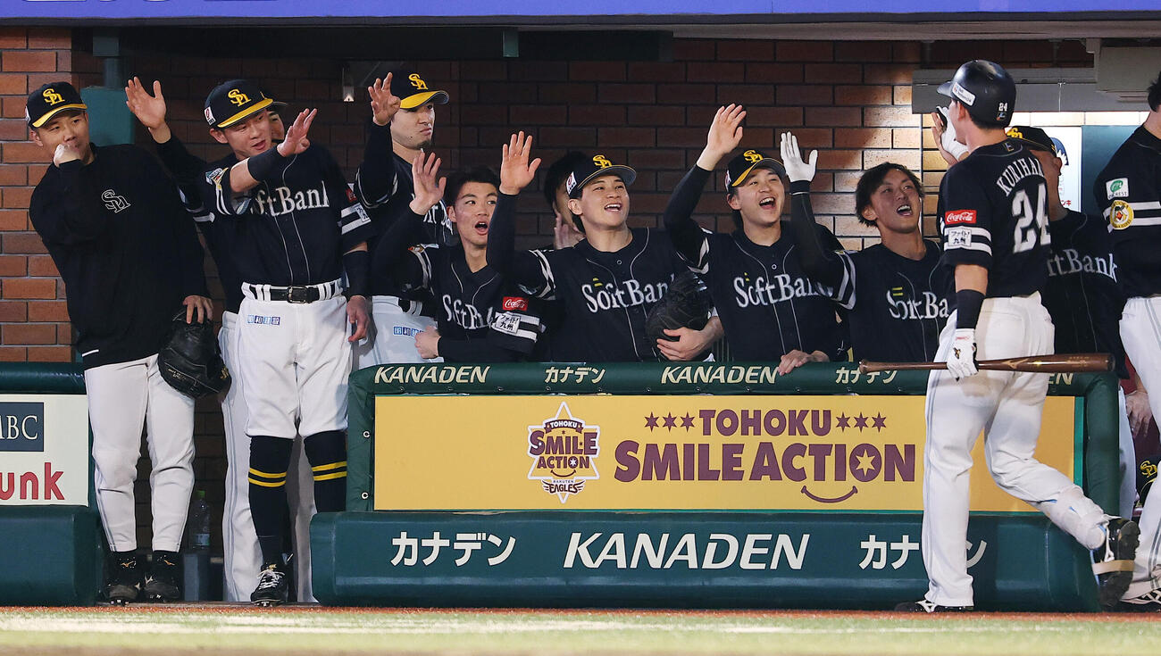 楽天対ソフトバンク　1回表ソフトバンク1死、40号本塁打を放ちベンチに迎えられる栗原陵矢（撮影・野上伸悟）