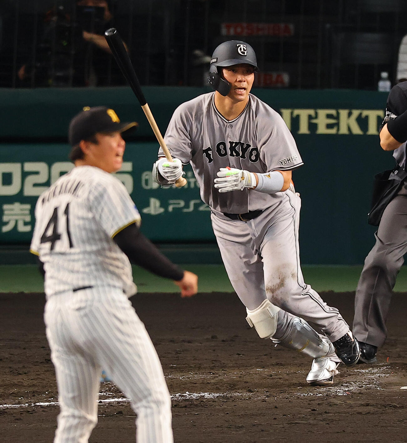 阪神対巨人　4回表巨人1死、大城卓三は二塁打を放つ（撮影・上田博志）