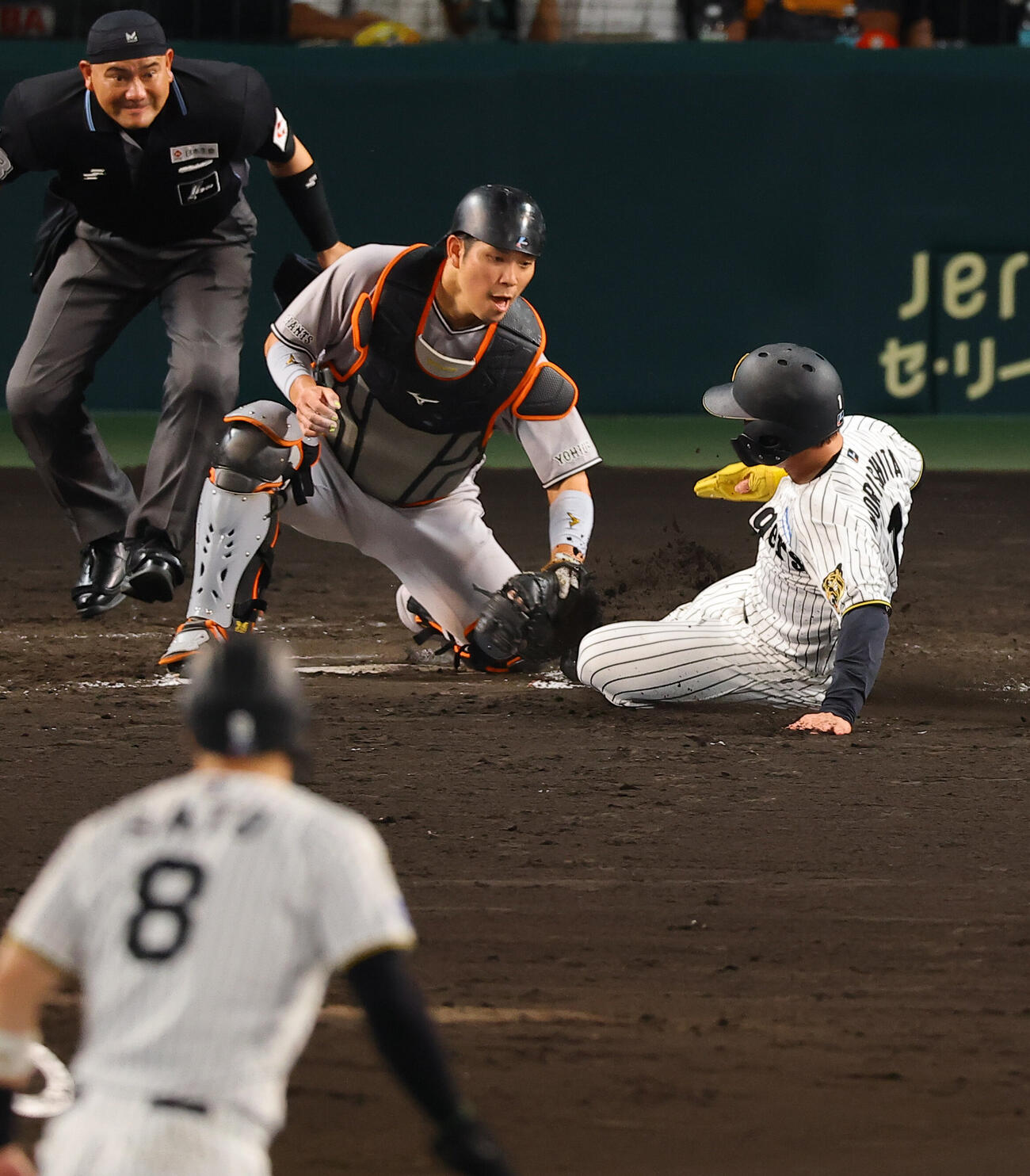 阪神対巨人　3回裏阪神1死二、三塁、森下翔太（右）は大山悠輔の左飛で生還を狙うも憤死する（撮影・上田博志）