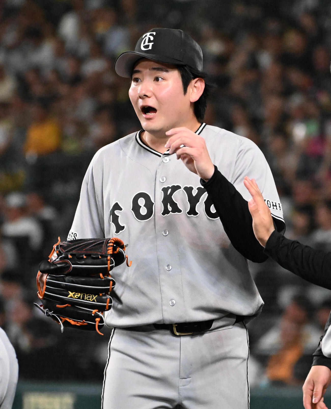 阪神対巨人　3回裏終了後、好送球をした丸佳浩に声をかける竹丸和幸（撮影・石井愛子）